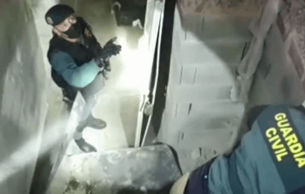 'PALI' SRPKI DILERI U ŠPANIJI: Gajili MARIHUANU za <span style='color:red;'><b>evropsko tržište</b></span> u TAJNOM PROLAZU svingerskog kluba u Granadi (VIDEO, FOTO) 